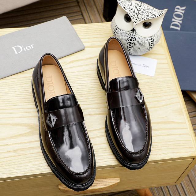 工厂价 Dior 迪奥 香港专柜新款休闲男鞋上市 官网1:1制作 意大利原版漆面牛皮+水染皮内里 欧美大师设计 完美造型打造专柜品质，纯色橡胶耐磨大底加经典炫头